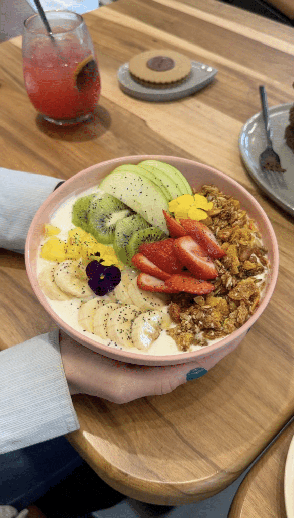 Rita Café de Especialidad bowl de yogur con frutas y granola